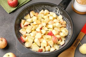 Пирог с яблоками на сковороде - фото шаг 6