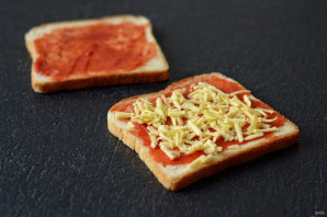 Бутерброды в вафельнице с сыром и кетчупом - фото шаг 3