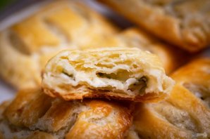 Слоеные пирожки с сыром и луком - фото шаг 32