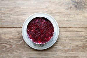 Салат "Красный бархат" из свеклы с творогом - фото шаг 6