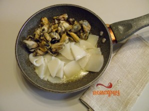 Морепродукты в сливочном соусе - фото шаг 2