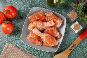 Курица тушёная с помидорами и луком - фото шаг 2