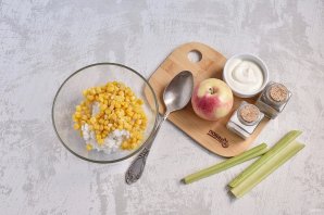 Рисовый салат с кукурузой и яблоком - фото шаг 2