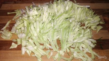 Салат из молодой капусты с огурцом и зеленью - фото шаг 2