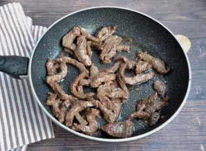 Мясо с грибами в горшочках - фото шаг 5