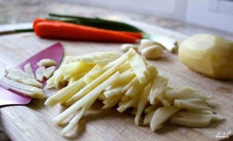 Жареная картошка с луком и морковкой - фото шаг 3