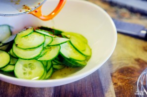 Салат из свежих огурцов - фото шаг 7