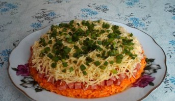 Салат с копченой колбасой и морковью - фото шаг 3