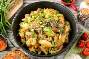 Жареная картошка с тушёнкой на сковороде - фото шаг 7
