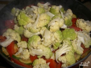 Цветная капуста в сливочном соусе с овощами - фото шаг 5
