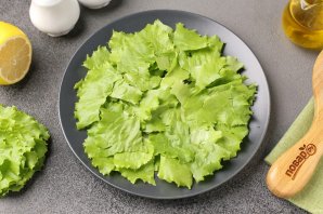 Салат со слабосолёной форелью и огурцом - фото шаг 2