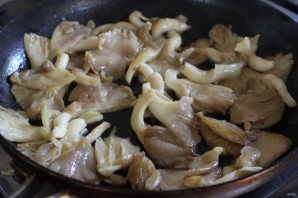 Макароны в сочном сырно-грибном соусе - фото шаг 1