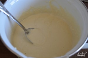 Дрожжевые оладьи на кислом молоке - фото шаг 2