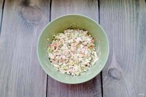 Салат из крабовых палочек с луком и зеленью - фото шаг 6