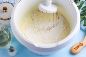 Шарлотка с яблоками на сковороде - фото шаг 3