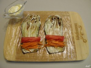 Рулетики из баклажанов с корейской морковкой - фото шаг 5