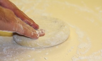 Тонкое бездрожжевое тесто для пиццы - фото шаг 8