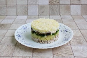 Слоёный салат с ананасами, курицей и жареными грибами - фото шаг 9