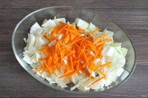 Салат с корейской капустой и кукурузой - фото шаг 3