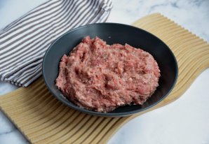 Рулет из фарша с яйцом - фото шаг 3