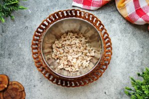 Салат "Арбузная долька" с курицей и грибами - фото шаг 3