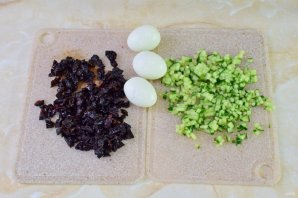 Салат из курицы и чернослива - фото шаг 3