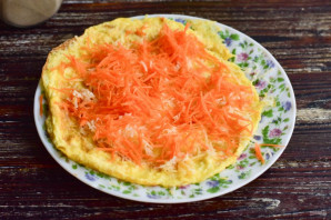 Яичный рулет с сыром и морковью - фото шаг 5