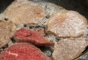 Мясо, тушенное в луке - фото шаг 2