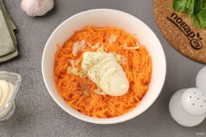 Салат из морковки с чесноком и майонезом - фото шаг 4