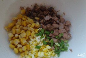 Салат из печени трески с кукурузой - фото шаг 3