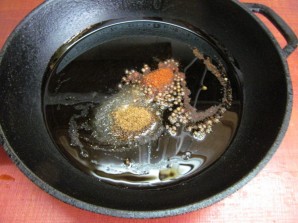 Салат по-корейски из капусты с редисом и кабачком  - фото шаг 8