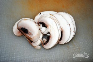 Свиные рулетики с грибами и сыром - фото шаг 3