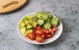 Салат с авокадо и соевым соусом - фото шаг 3