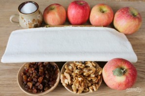 Слоеный пирог с яблоками, изюмом и орехами - фото шаг 1