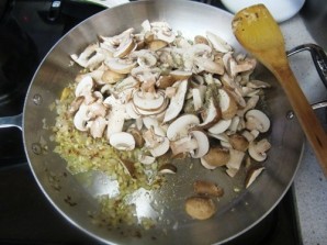 Жареные грибы с макаронами - фото шаг 5