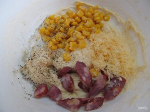 Закусочный кекс с кукурузой, колбасой и пармезаном - фото шаг 4