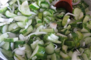 Салат из огурцов на зиму без закатки - фото шаг 4