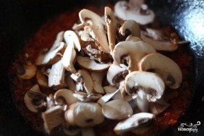 Спагетти с грибами в сметанном соусе - фото шаг 3