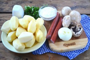 Охотничьи колбаски с картофелем и шампиньонами в горшочках - фото шаг 1