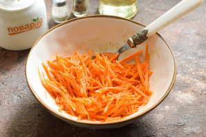 Салат с корейской морковью и маринованными огурцами - фото шаг 2