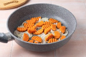 Тушеная картошка с грибами и морковью - фото шаг 5