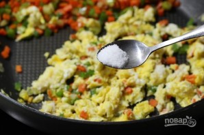 Рис с овощами и яйцом - фото шаг 4