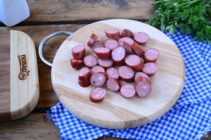 Охотничьи колбаски с картофелем и шампиньонами в горшочках - фото шаг 5
