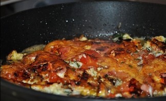 Яичница с колбасой, помидорами и сыром - фото шаг 5
