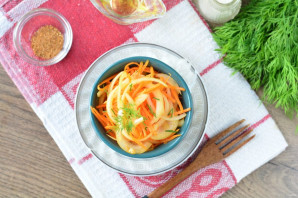Морковь по-корейски с луком - фото шаг 9