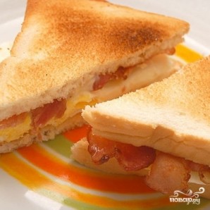 Сэндвич с беконом и яйцом  - фото шаг 4