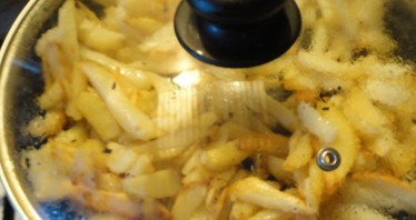 Жареная картошка с сушеными грибами - фото шаг 4