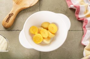 Яйца, фаршированные сыром и чесноком - фото шаг 3