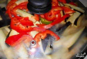 Кальмары, тушенные с овощами - фото шаг 3