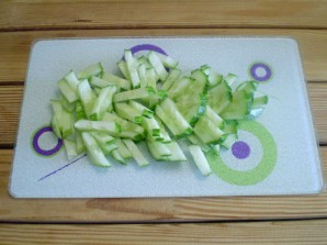 Салат из крабовых палочек с огурцом - фото шаг 2